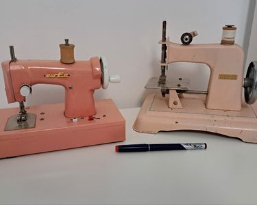 Machine à Coudre Enfant Josselyne – Rose – Manuelle – Tôle – Vintage France