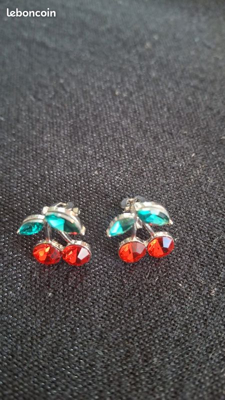 Paire De Clips D'oreilles à Breloques Fantaisie - D'occasion - Sans Marque