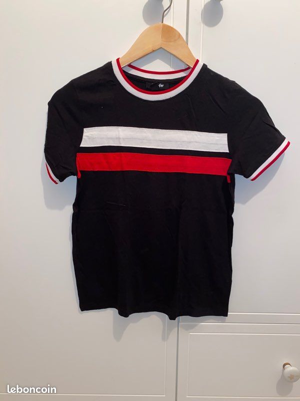 Tee shirt noir a bande rouge et blanche (image 1)