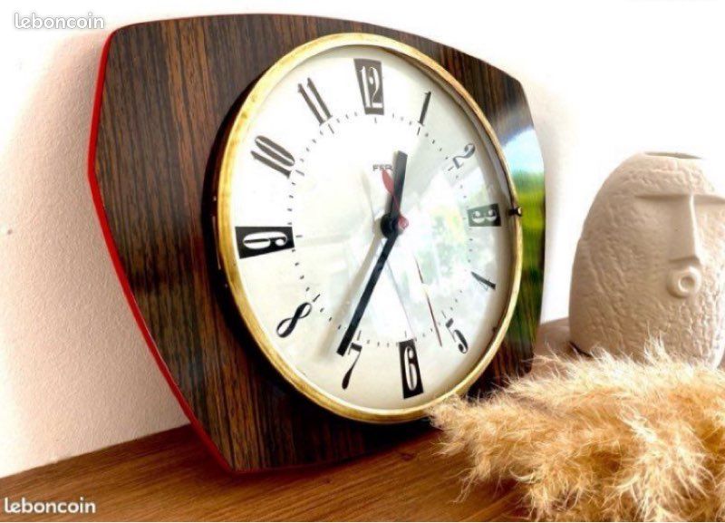 FONCTIONNE Pendule / horloge murale FFR Formica marron rouge 1950-1970 (vintage 50s-70s) #61 (image 1)