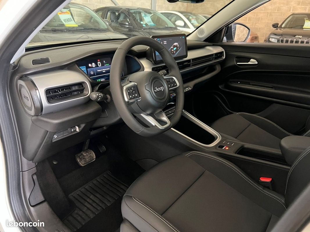 Jeep Avenger 156cv 54KWh ELECTRIQUE ALTITUDE / CAMERA DE RECUL RADARS AR / FULL LED / CARPLAY (image 17)