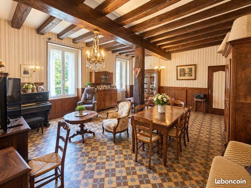Maison 7 pièces 250 m² · à Saint-Amand-Montrond · 250 m² · 108 600 €
