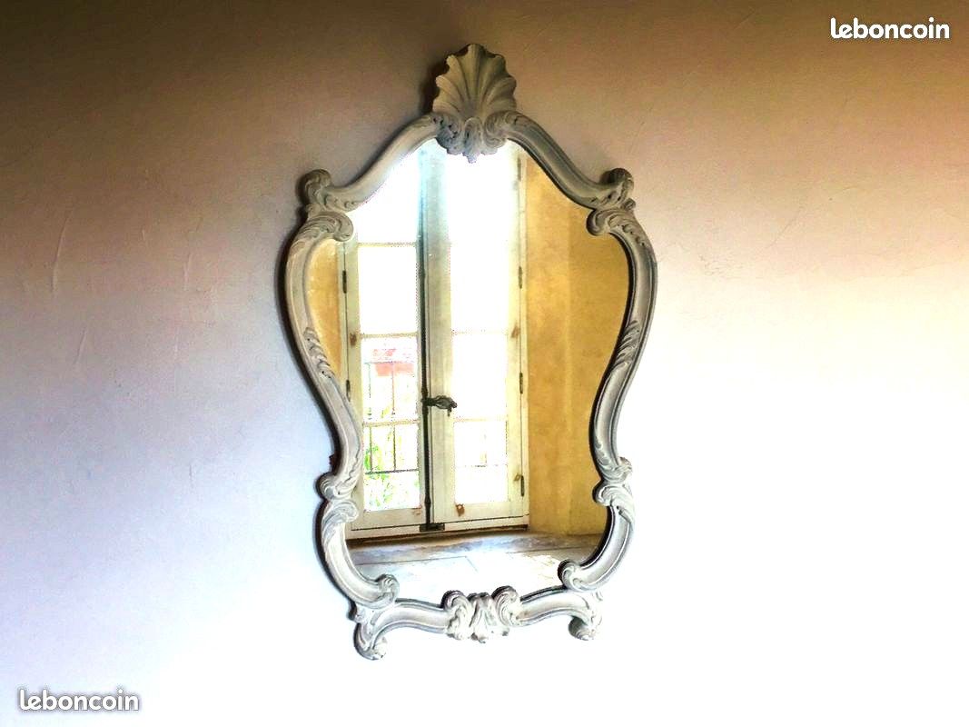 Ancien miroir orné en bois de style Shabby Chic, fronton coquille, finition blanc patiné, modèle du début de XXème siècle (image 1)