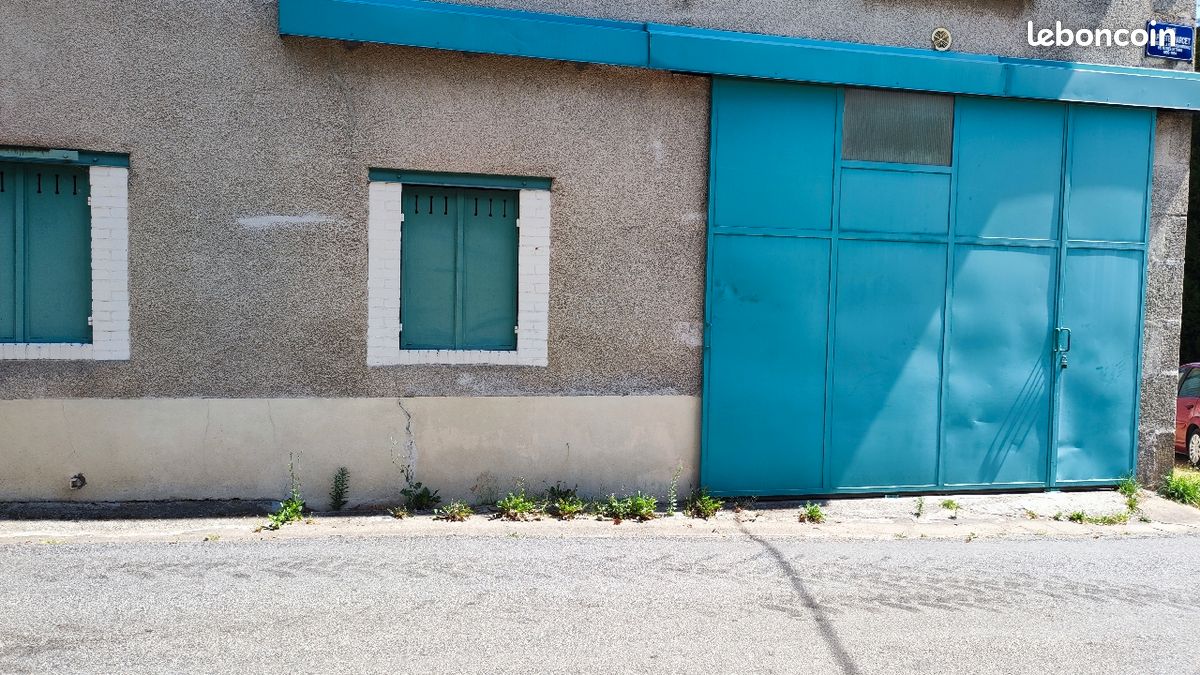 Garage · à Saint-Léonard-de-Noblat · 150 €/mois