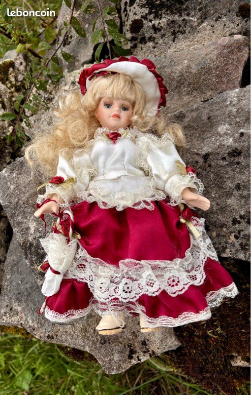 Poupée en porcelaine, robe rouge et blanche Collection