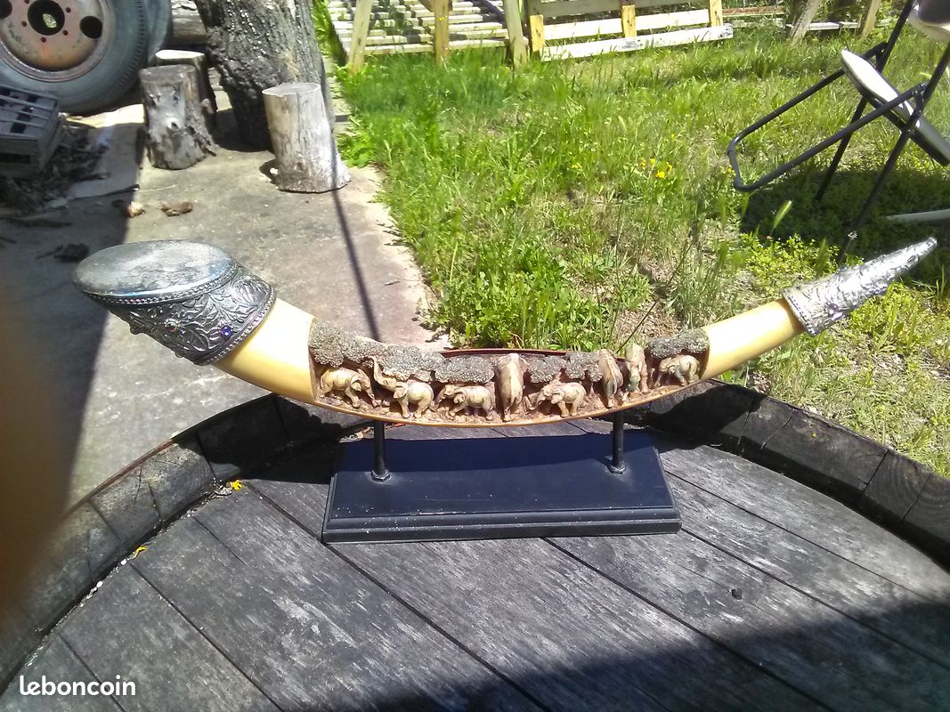 Corne sculptée d'éléphants (image 1)