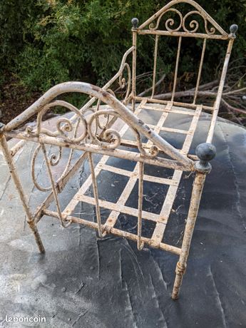 ANCIEN LIT DE POUPÉE en fer forgé, literie en tulle et dentelles EUR 35,00 - FR