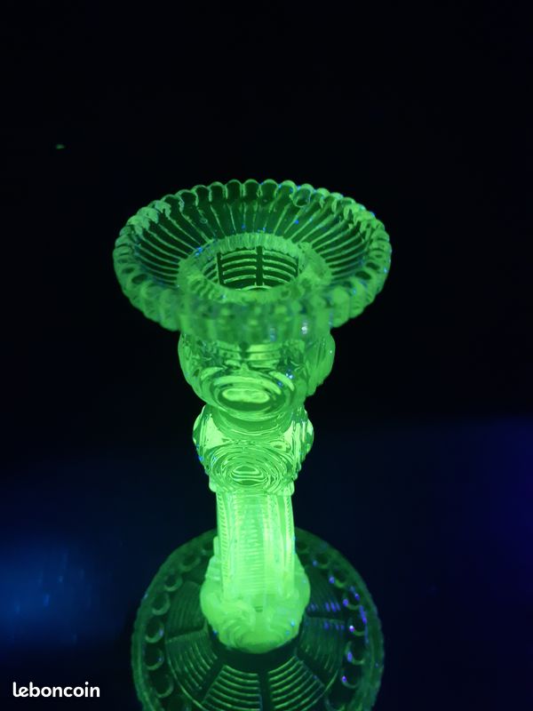 Beurrier Ancien En Verre Ciselé Manganèse – Vintage 1970 – UV Glow Et Bord Dentelé