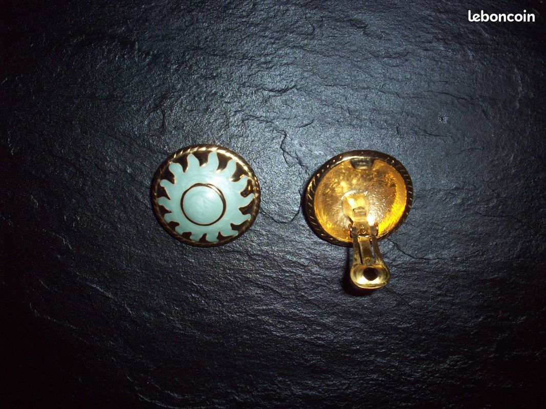 Boucles d'oreilles cabochon bombé doré avecmotif de Soleil en émail bleu clair nacré Vintage (image 2)