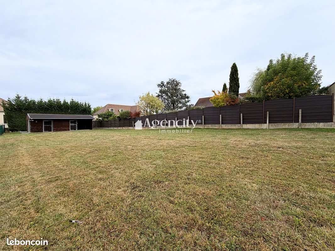 Terrain 967 m² · à Bussy-Saint-Martin · 967 m² · 299 000 €