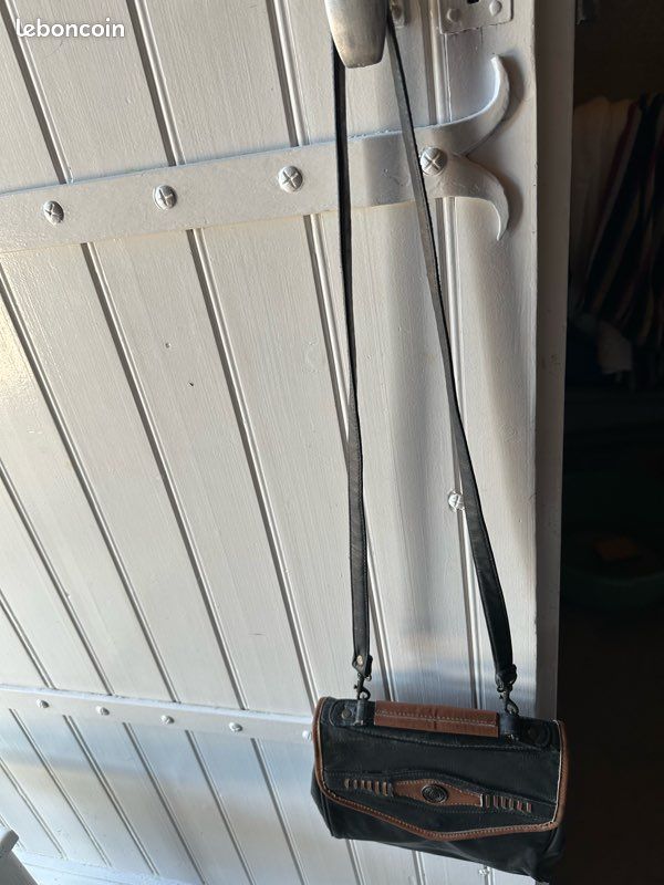 Petit sac en cuir souple noir (image 2)