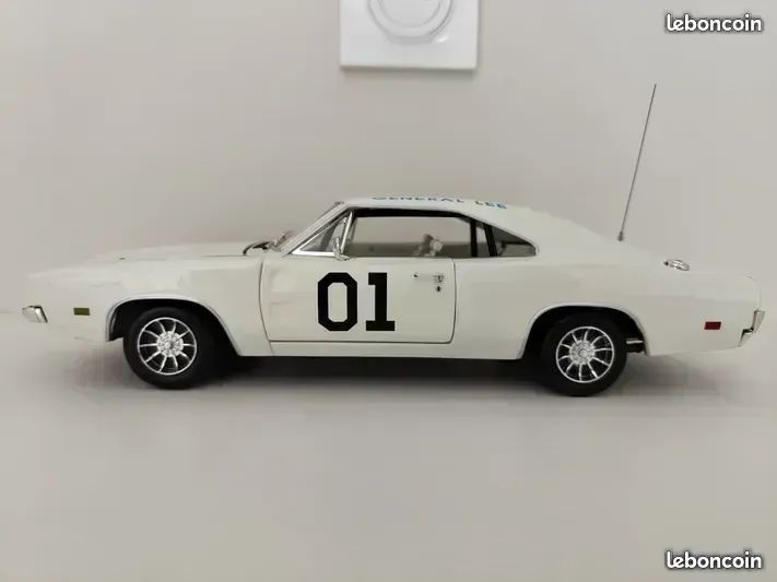 Universal Hobbies LE186 - Ford Deluxe Coupé 1940 Blanche - Échelle 1/18 - Eagle's Race