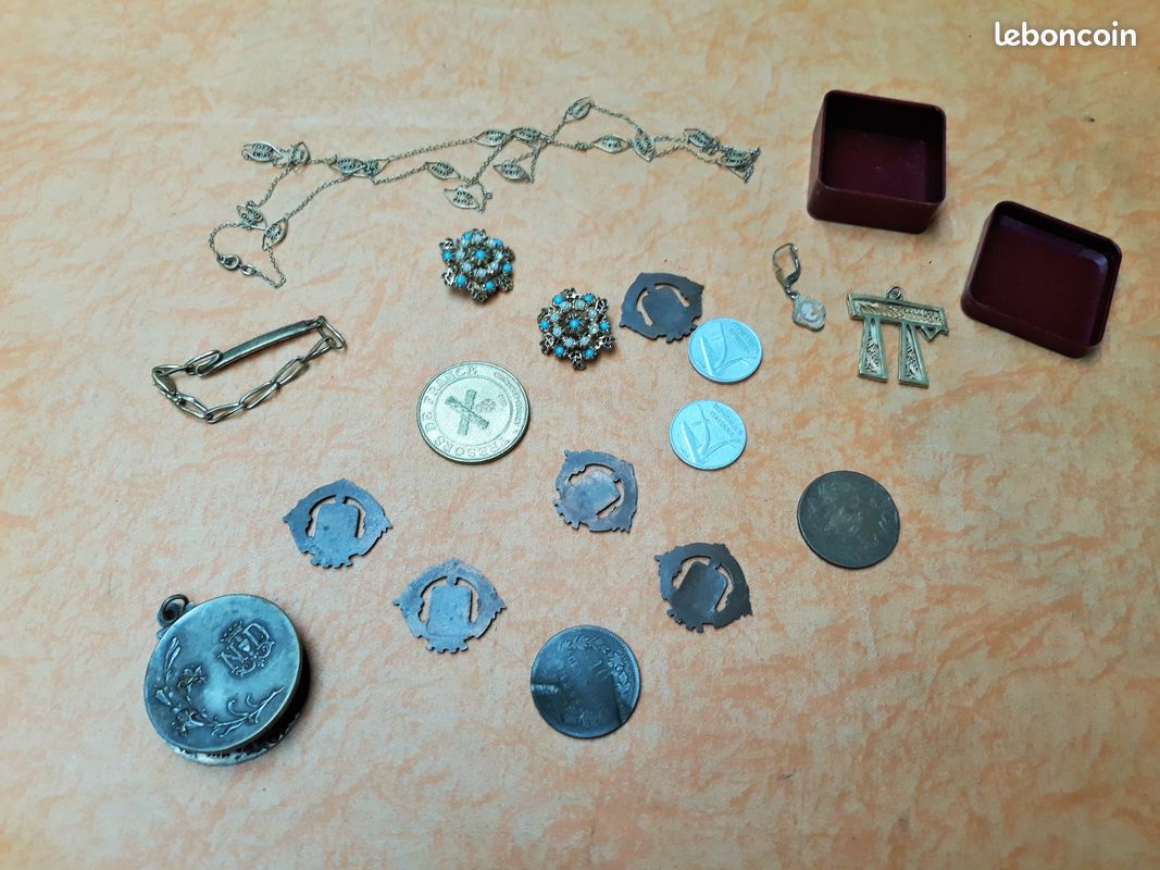 Lot médailles Bijou Chaîne Boucle Oreille Médaillon Monnaie Boite THZ (image 8)