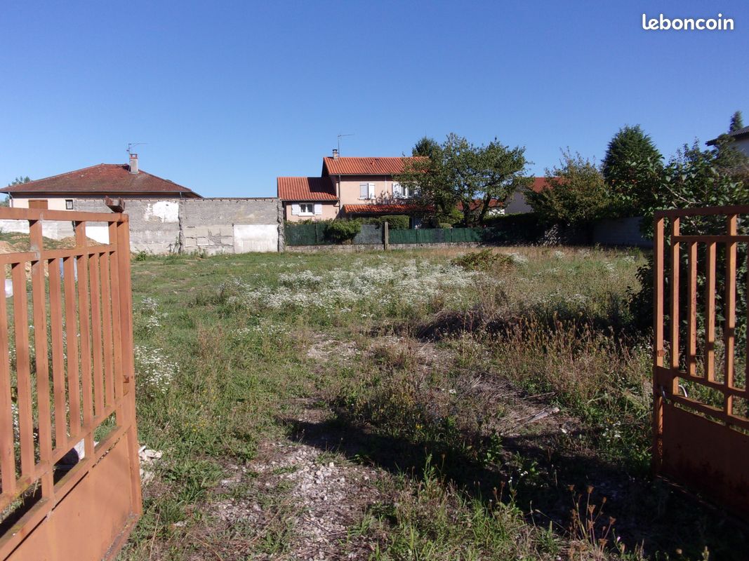Rue calme sans issue Terrain constructible 1188 m2 NON DIVISIBLE Chassieu · 385 000 €