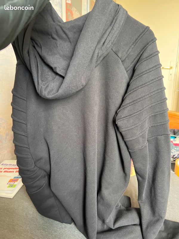 Veste noir à capuche (image 2)