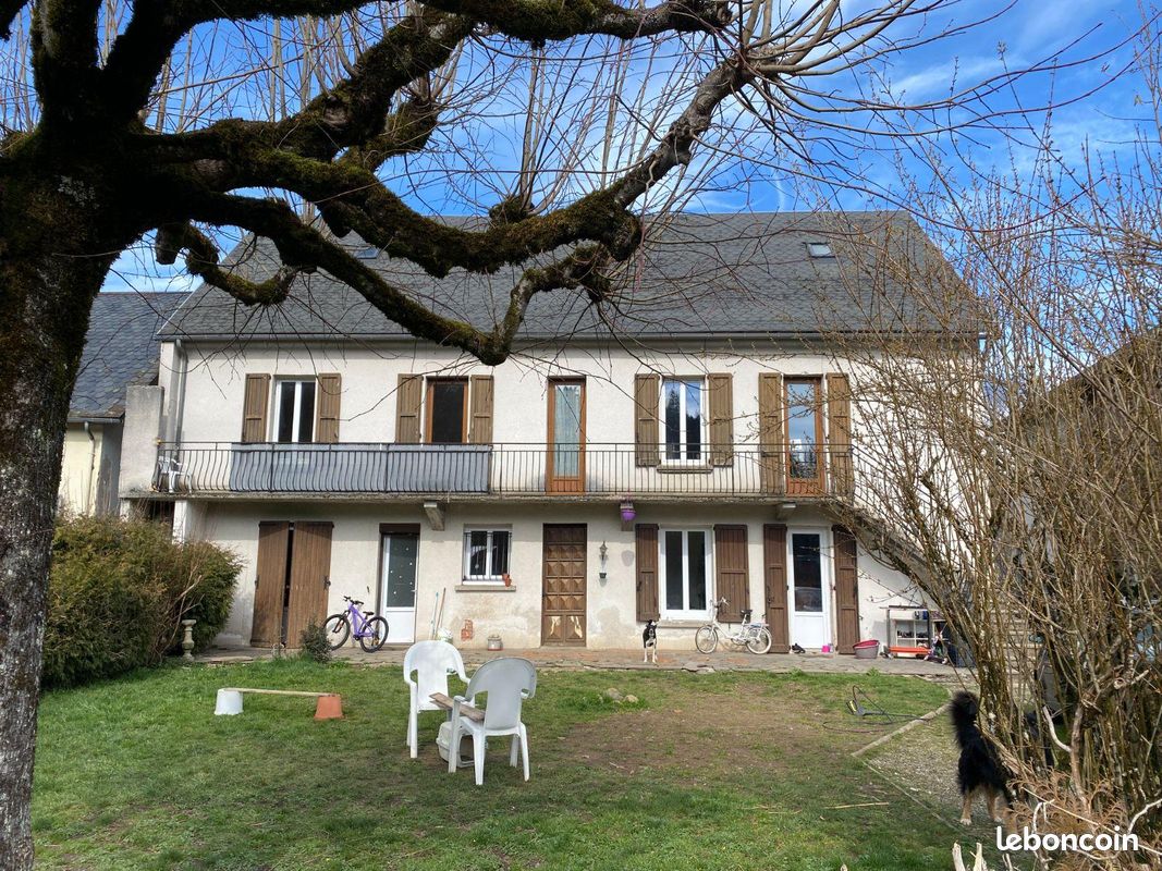Immeuble 210 m² · à Saint-Martin-Valmeroux · 210 m² · 153 700 €