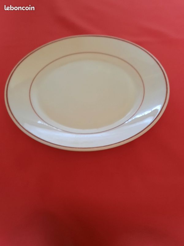 7 assiettes en arcopal avec un liseret rouge (image 2)