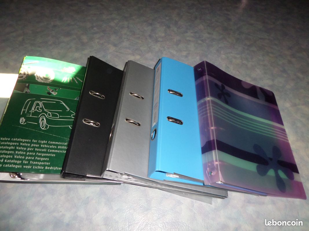 Lot 6 classeurs+ porte document (image 1)