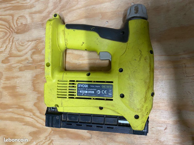 Agrafeuse Ryobi Bricolage