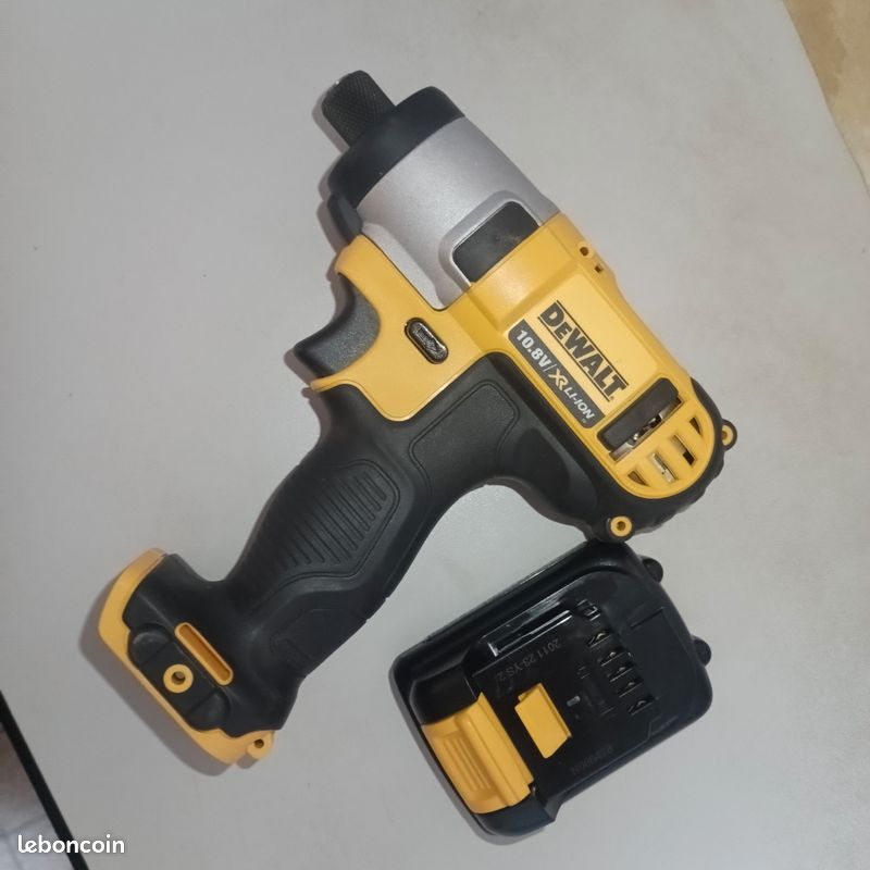 Pack trois batteries Dewalt dcb 121, 1 chargeur allume cigare Dewalt dcb119, une visseuse Dewalt Dcf815 type 2 (image 5)