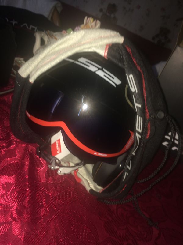 Une housse de protection pour casque de moto jet - Équipement moto