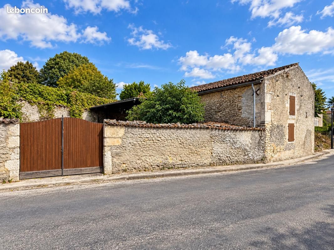 Parking 140 m² · à Dompierre-sur-Charente · 140 m² · 53 000 €