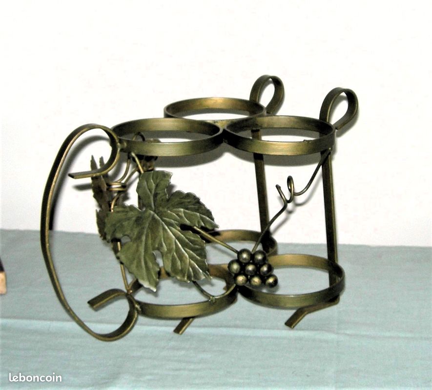 Joli présentoir rétro en métal patine bronze décor vigne - 3 bouteilles (image 1)