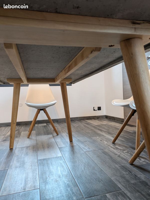 Table de salle à manger en béton lissé avec piètement bois massif (image 5)