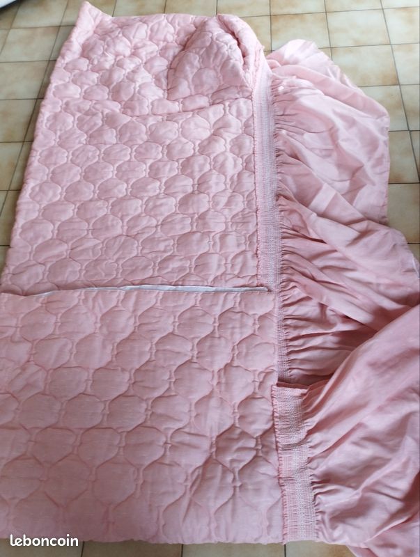 Dessus de lit en 140 cm comme neuf + 2 housses couleur saumon en tbe. #dessus de lit (image 1)