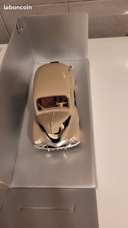Coche miniatura Renault 4CV 1/64 Norev beige 1946 - Coches-miniaturas.es
