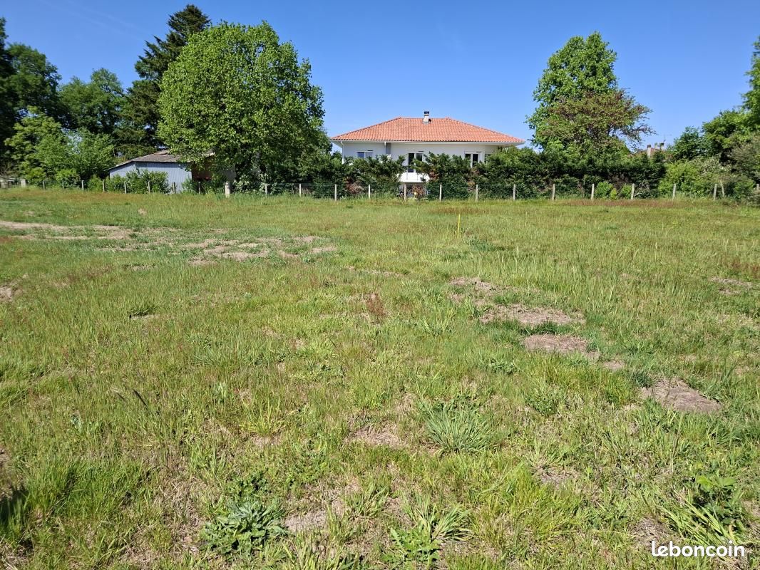 Terrain 560 m² · à Saint-Perdon · 69 000 €
