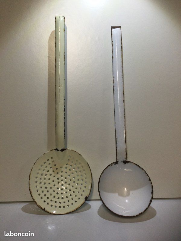 Duo louche et écumoire vintage en métal émaillé bleu et blanc