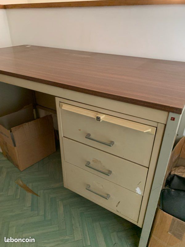 Bureau de banque en métal (image 1)
