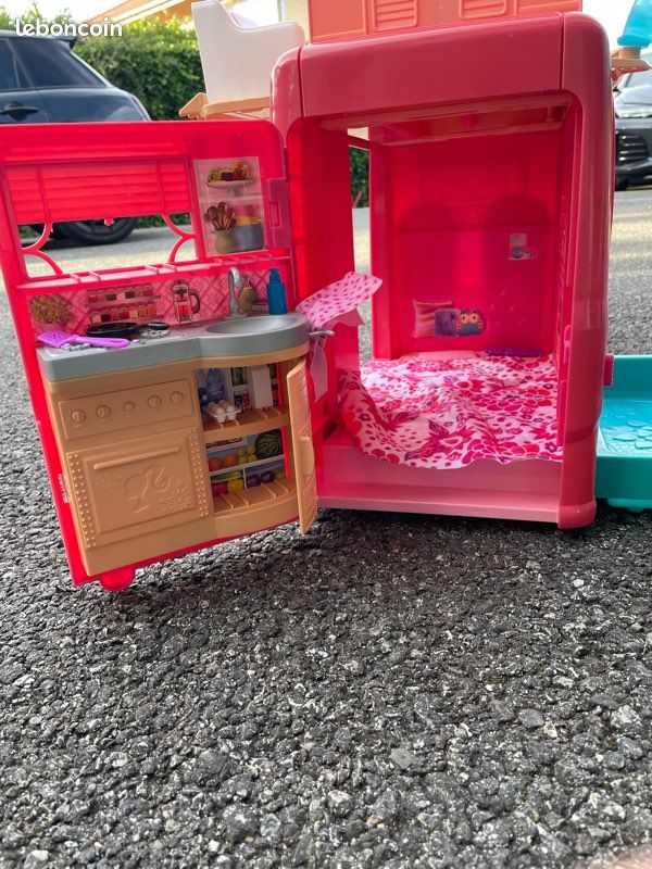 Camping-car Barbie avec piscine et petits accessoires (image 4)