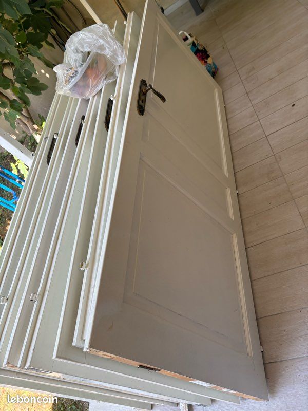 Lot de 10 portes en bois peint laqué blanc – état moyen (image 1)