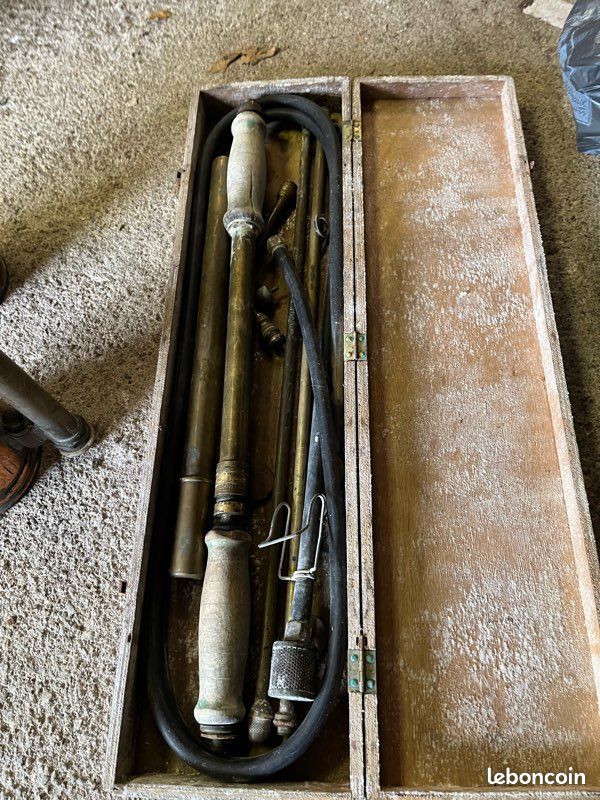 Lot de 2 pulvérisateurs en cuivre avec accessoires. Objet ancien (image 1)