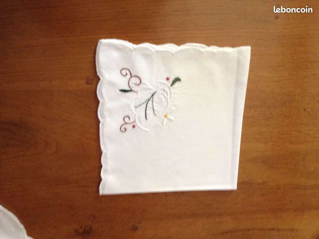 Nappe brodée main (image 3)