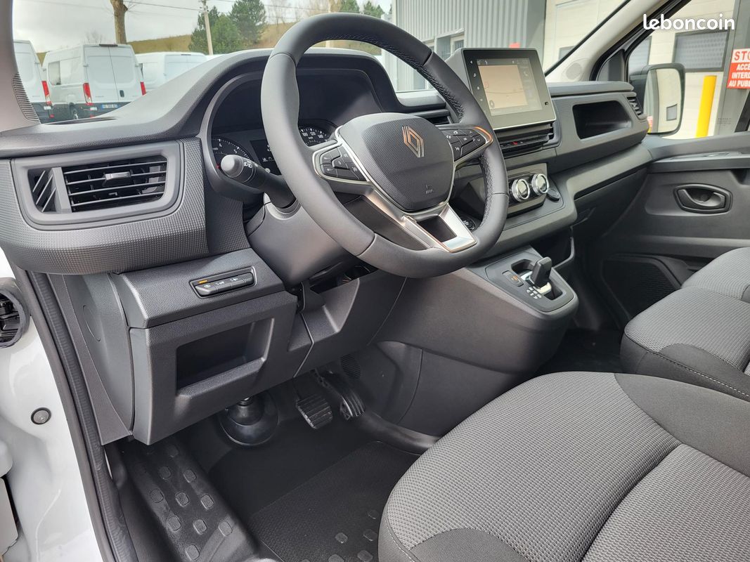 RENAULT TRAFIC L2H1 VAN ( FOURGON ) 3T 2.0 Blue DCI 170 AUTO ADVANCE 03 PLACES NEUF avec BOITE AUTO + CLIM AUTO + CAMÉRA DE RECUL + CARTE ACCES MAINS LIBRES + ANTIBROUILLARDS ( Prix Vente 29 990 HT ) (image 10)