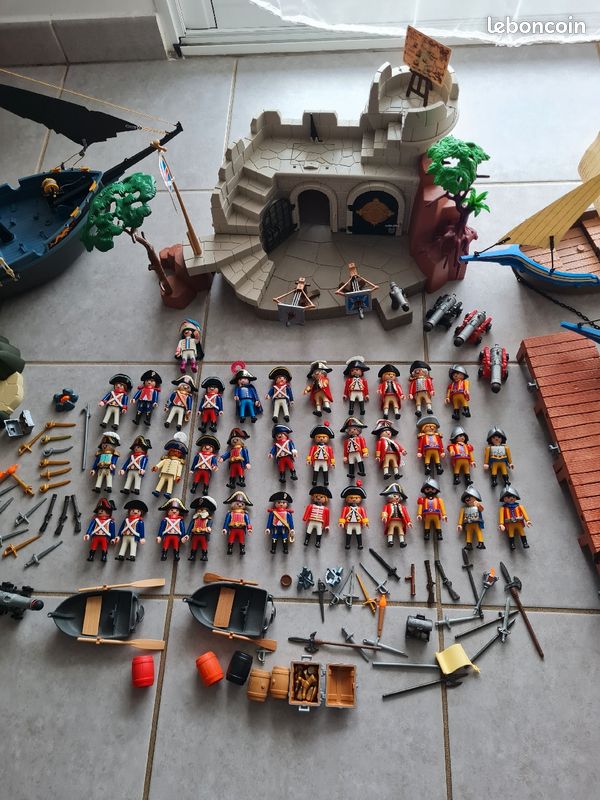 Playmobil 4 bateaux un fort un bastion 36 personnages playmobil français anglais espagnol des canons fusils épées 2 chaloupes coffres trésor beaucoup d accessoires (image 18)