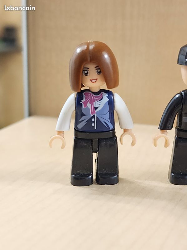 Lot de 4 figurines type Lego - femme foulard, ouvrier casquette jaune, homme costume noir lunettes, homme gilet blanc lunettes - plastique (image 1)