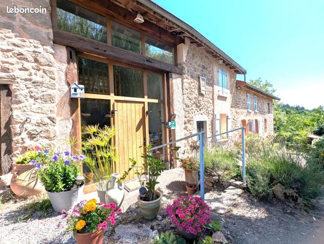 Maison 9 pièces 266 m² · à Ambierle · 266 m² · 395 000 €