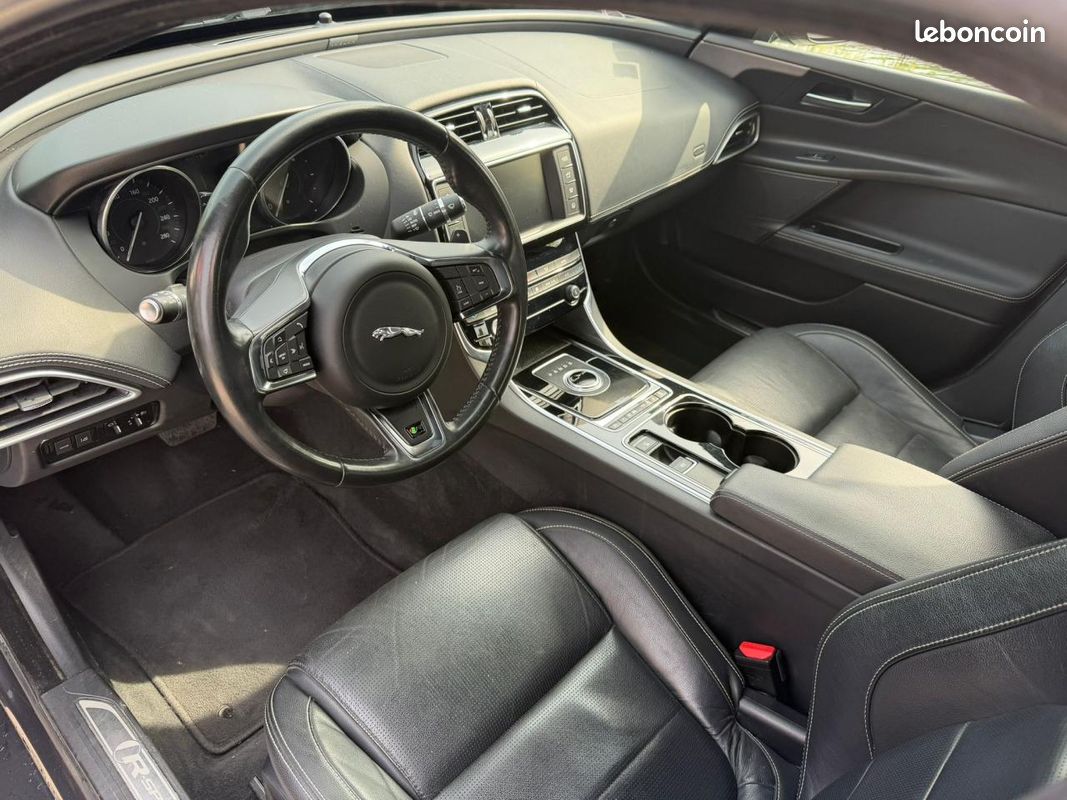 JAGUAR XE 2.0 D - 180 - BVA - AWD BERLINE R-Sport PHASE 1 (image 13)