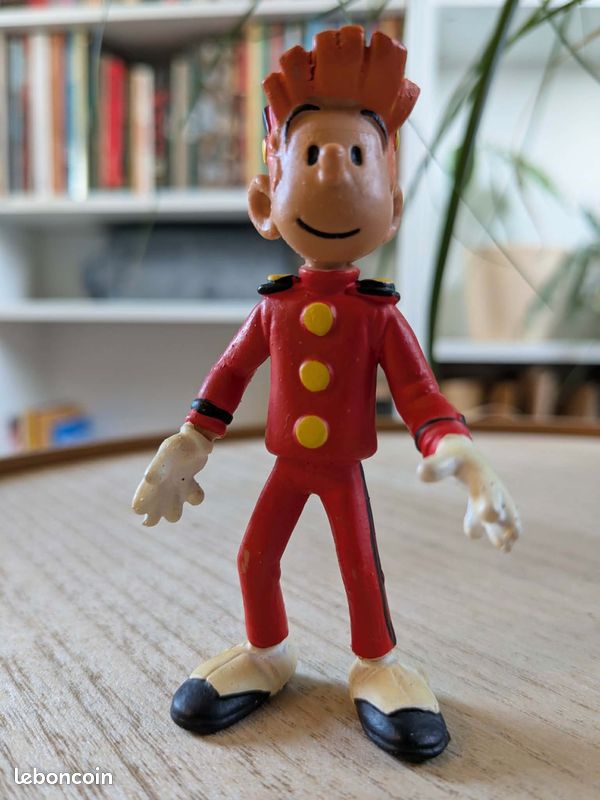 Ancienne Figurine Années 50 - 33 Cm, Peut-être Spirou, Caoutchouc Et Skaï Rouge