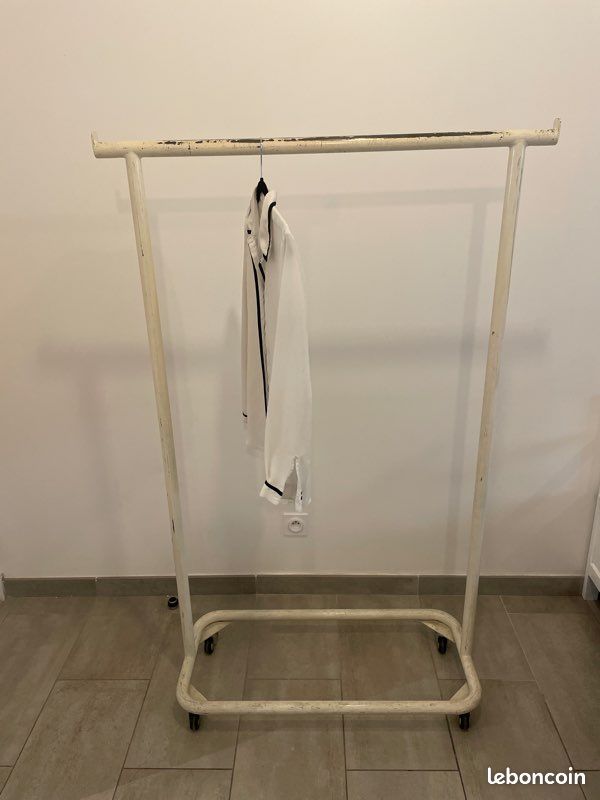 Portant vêtements (image 1)