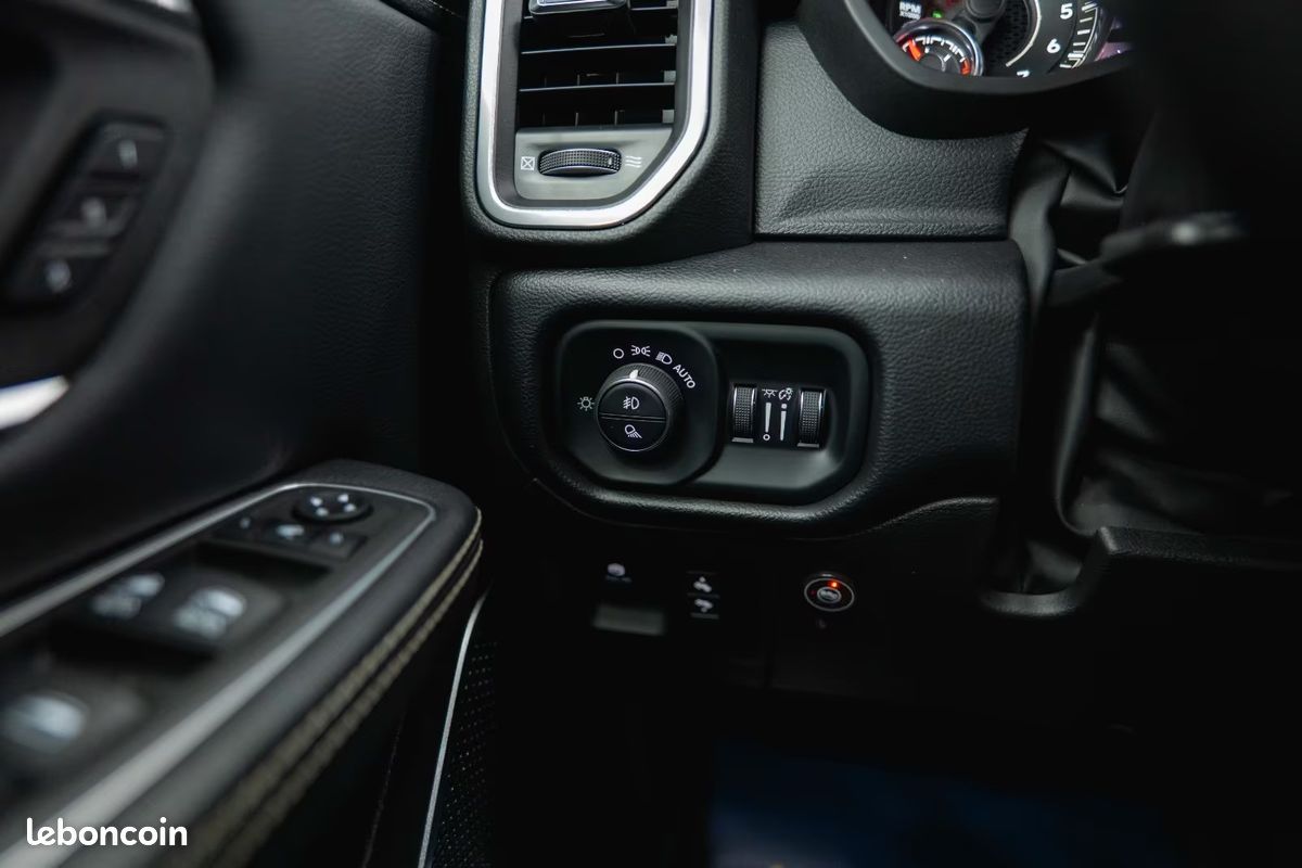 Dodge RAM 1500 Laramie Night Edition 5.7 V8 HEMI GPL 401 ch 4x4 – Offroad – BRC (image 14)