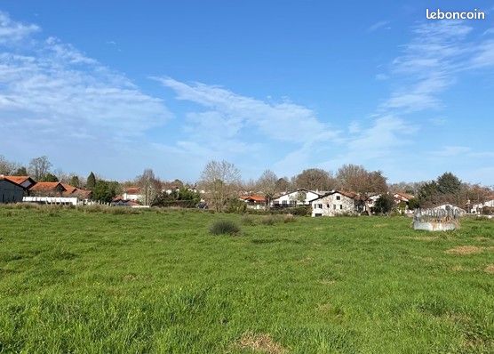 Terrain 335 m² Urt