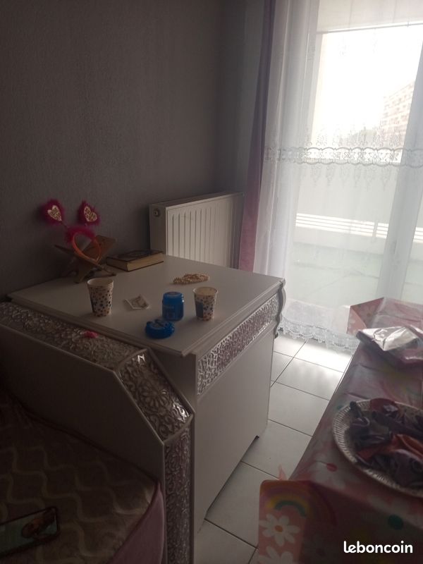 Montre salon marocain avec la table et le coin pour ranger la couverture (image 2)