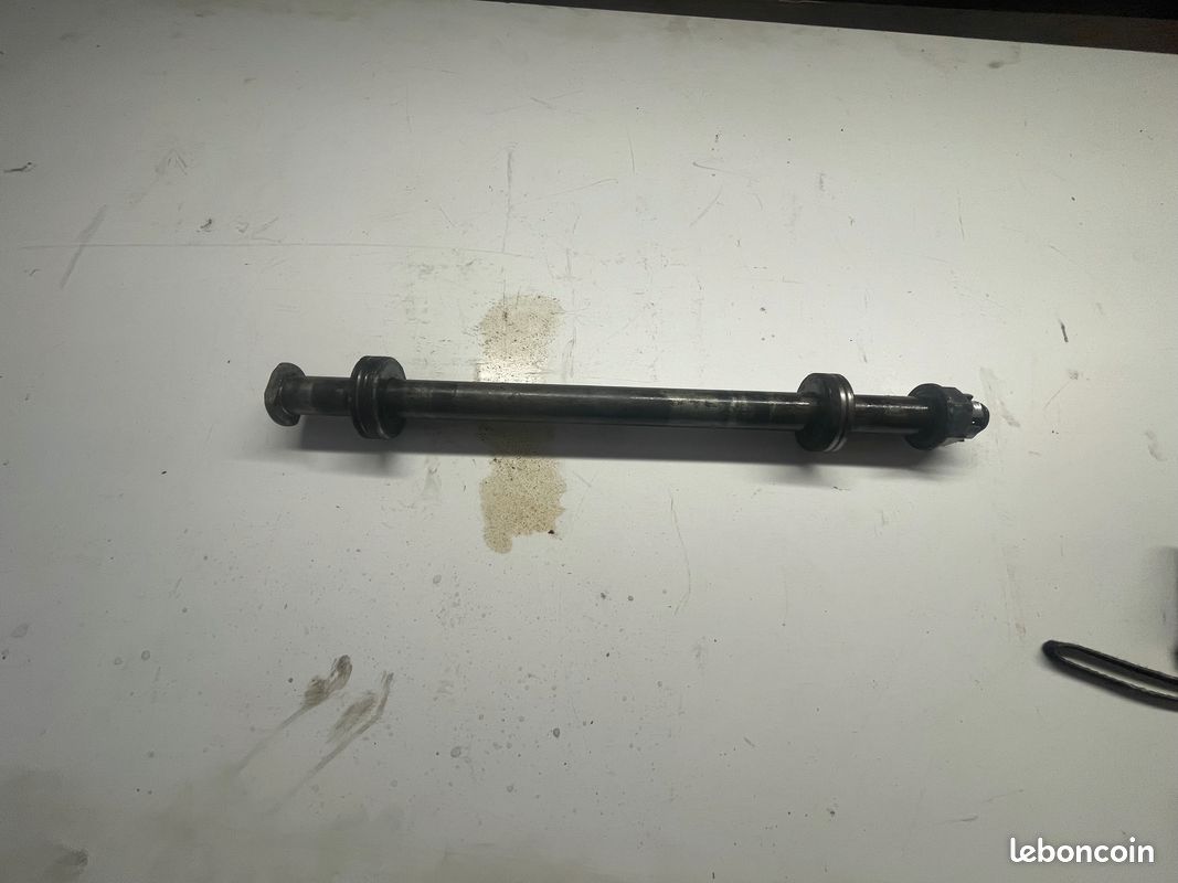 Axe de roue arrière YAMAHA FZR ROUE 17 pouces (image 1)