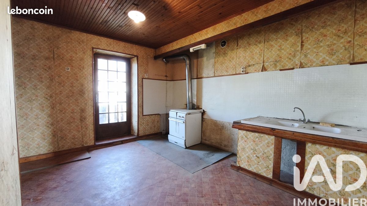 Maison 4 pièces 93 m² · à Saint-Pierre-du-Champ · 93 m² · 39 000 €