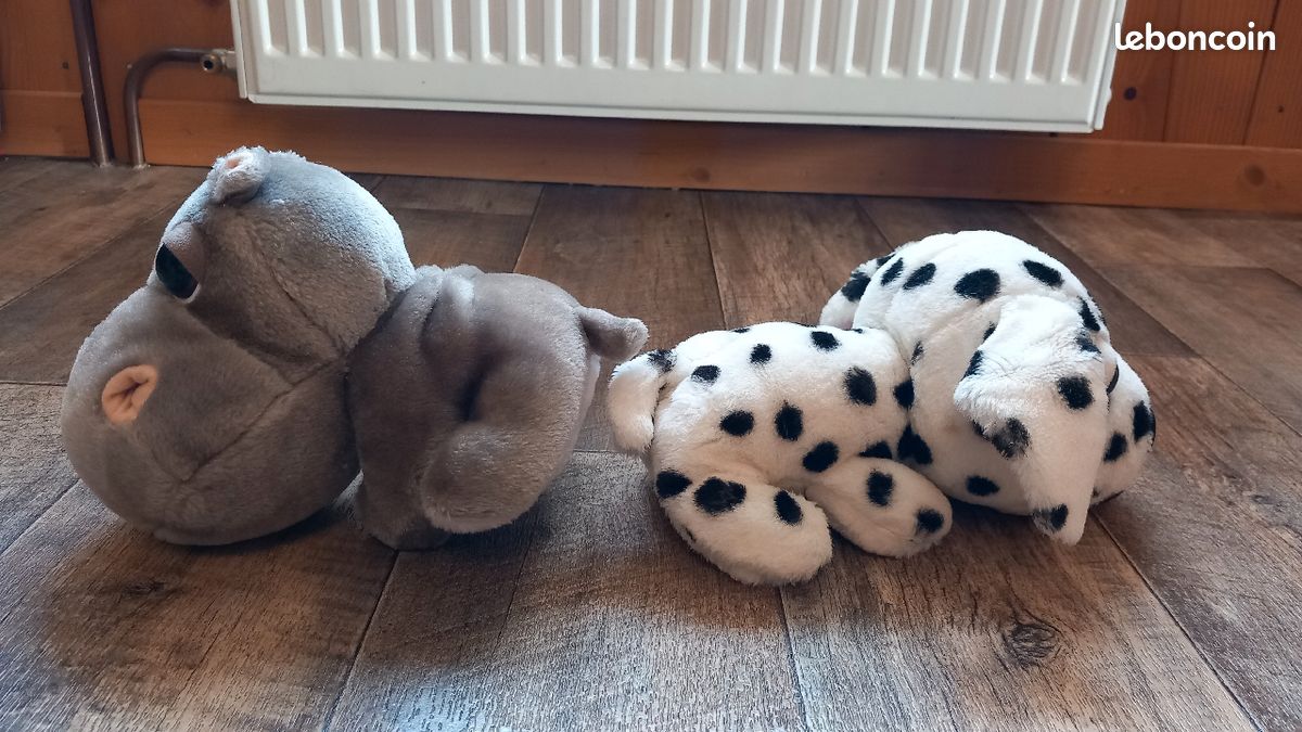 Lit 2 peluches à gros yeux chien et hippopotame (image 2)